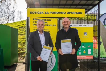Direktor družbe Zeos, Emil Šehić in direktor podjetja Prodnik, Marko Fatur na uradni predaji kotička v uporabo na Zbirnem centru Dob